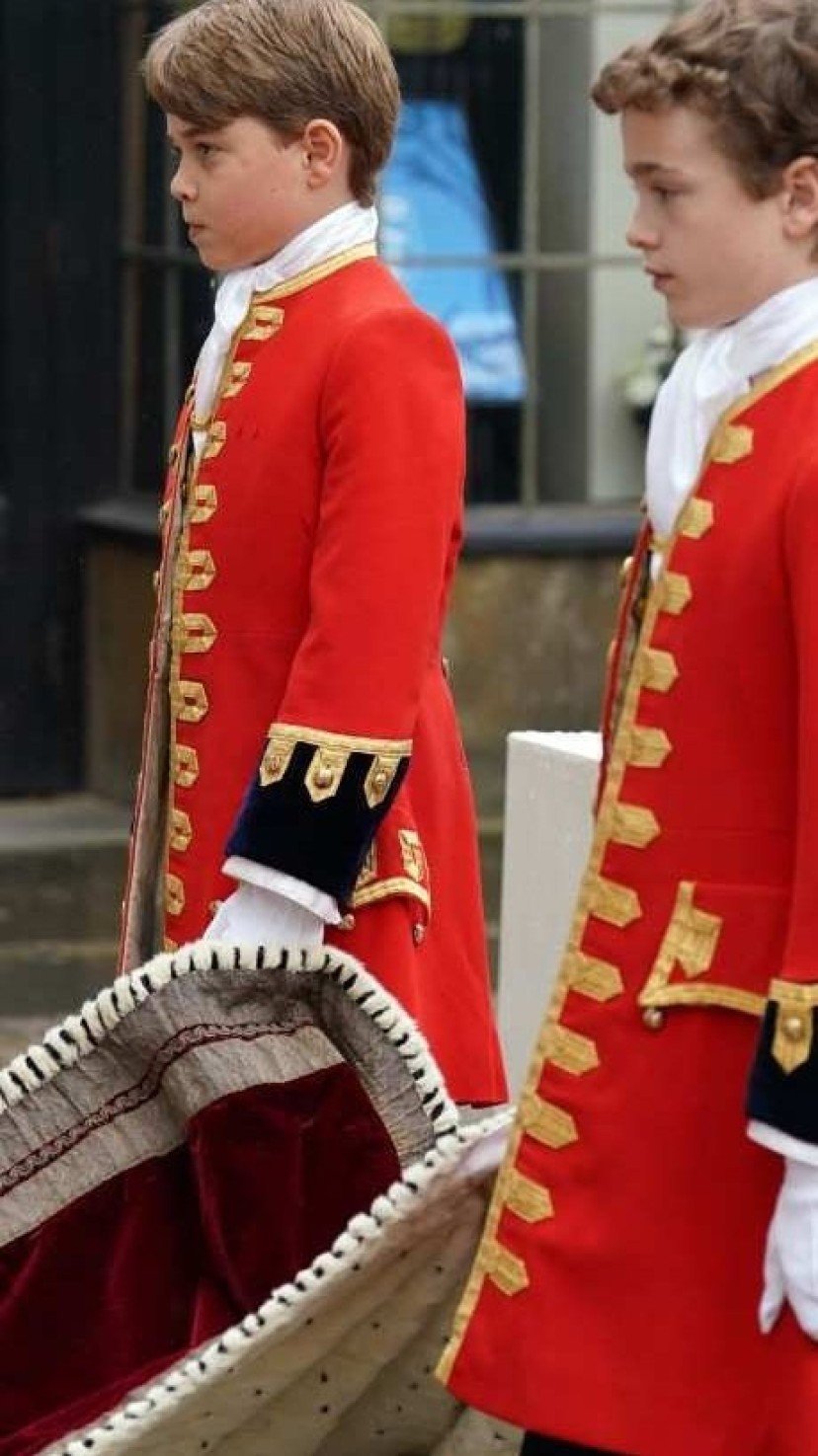 O pr&iacute;ncipe George de Gales (E), um dos quatro Pajens de Honra, chega &agrave; Abadia de Westminster, no centro de Londres, em 6 de maio de 2023, antes da coroa&ccedil;&atilde;o do Rei Charles -  (crédito:  AFP)