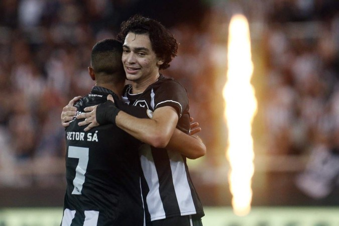 No primeiro jogo sem Luís Castro, Botafogo vence clássico contra o Vasco e  se mantém na liderança