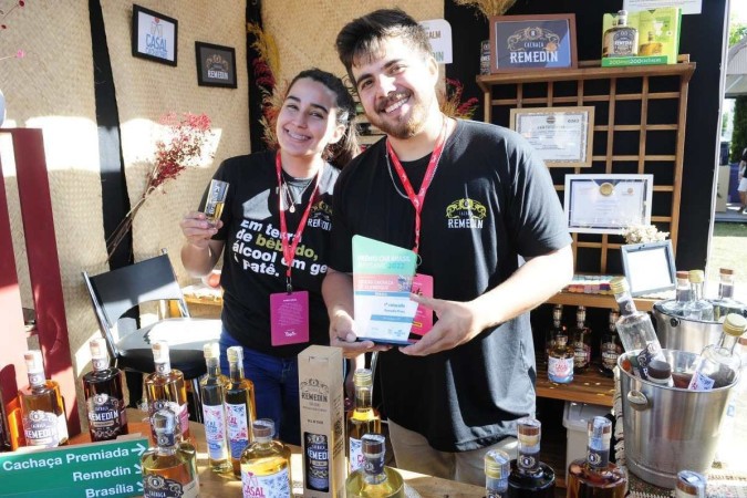  Aos 21 anos, João Chaves produz a cachaça Remendin, made in Brasília