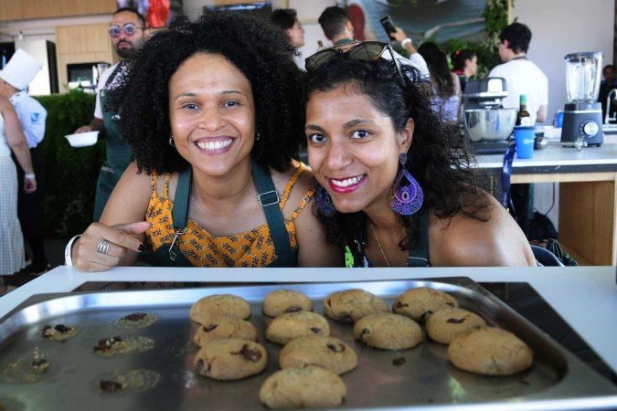 Em oficina, Samanta Costa e Caroline Silvéria aprenderam a fazer cookies