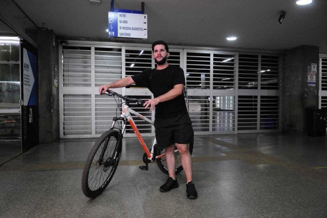 O ciclista Mateus Souza se deparou com estação Central fechada - (crédito: Minervino Júnior/CB/D.A.Press) O ciclista Mateus Souza se deparou com estação Central fechada - (crédito: Minervino Júnior/CB/D.A.Press)