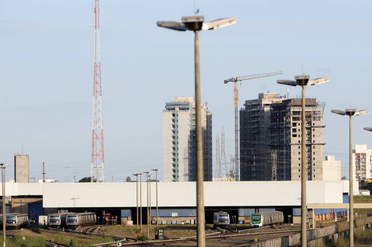 Passageiros reclamam por estações de metrô estarem fechadas 