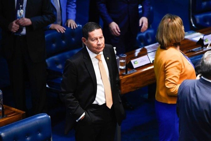 Hoje senador, Hamilton Mourão tomou a decisão no apagar das luzes do governo anterior. Segundo a Fazenda, potencial arrecadatório é de R$ 5,8 bi - (crédito: Marcos Oliveira/Agência Senado) Hoje senador, Hamilton Mourão tomou a decisão no apagar das luzes do governo anterior. Segundo a Fazenda, potencial arrecadatório é de R$ 5,8 bi - (crédito: Marcos Oliveira/Agência Senado)