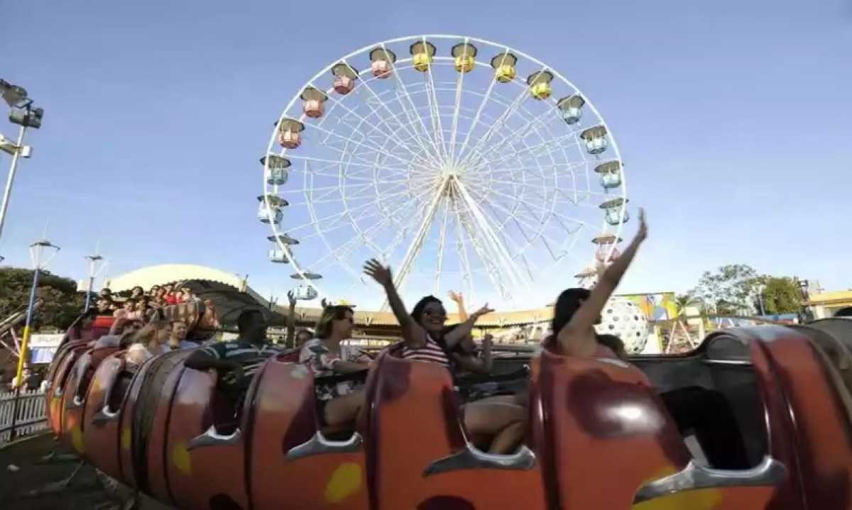 Brinquedo de parque de diversões em SP arremessa passageiros para fora