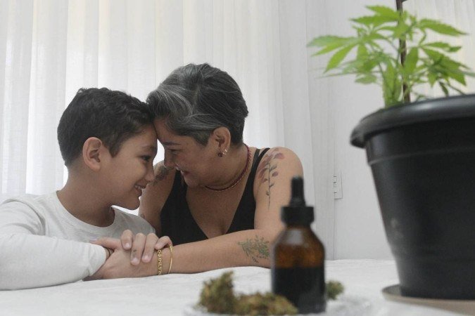  09/05/2023 Credito: Ed Alves/CB/DA.Press. Revista, Mães ativistas, que se mobilizam em causas sociais e políticas pelos filhos. Direito ao cultivo e criou um grupo chamado Mães Canábicas do DF. Na foto, Tatyane de Camargo e o filho Ricardo. 