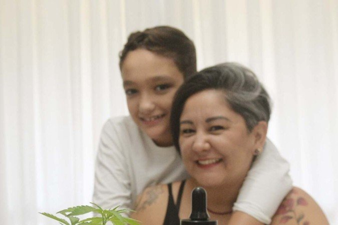  09/05/2023 Credito: Ed Alves/CB/DA.Press. Revista, Mães ativistas, que se mobilizam em causas sociais e políticas pelos filhos. Direito ao cultivo e criou um grupo chamado Mães Canábicas do DF. Na foto, Tatyane de Camargo e o filho Ricardo. 