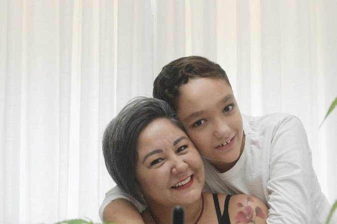 Tatyane de Camargo conseguiu, na Justiça, o direito de cultivar cannabis em casa para ajudar no tratamento do filho Ricardo
