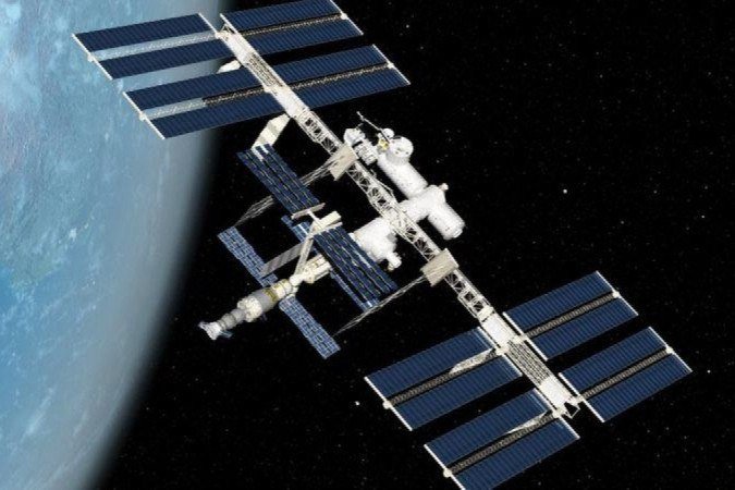 Mais pesada que 200 elefantes e do tamanho de um campo de futebol. A retirada de órbita da Estação Espacial Internacional é um desafio monumental - (crédito: Getty Images) Mais pesada que 200 elefantes e do tamanho de um campo de futebol. A retirada de órbita da Estação Espacial Internacional é um desafio monumental - (crédito: Getty Images)