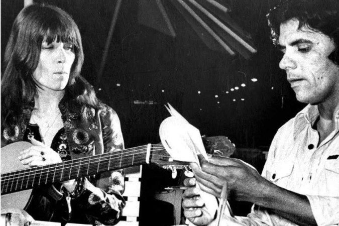 Rita Lee durante entrevista concedida ao jornalista Irlam Rocha Lima, nos bastidores do Ginásio de Esportes do Colégio Marista, na 609 Sul, em 1975