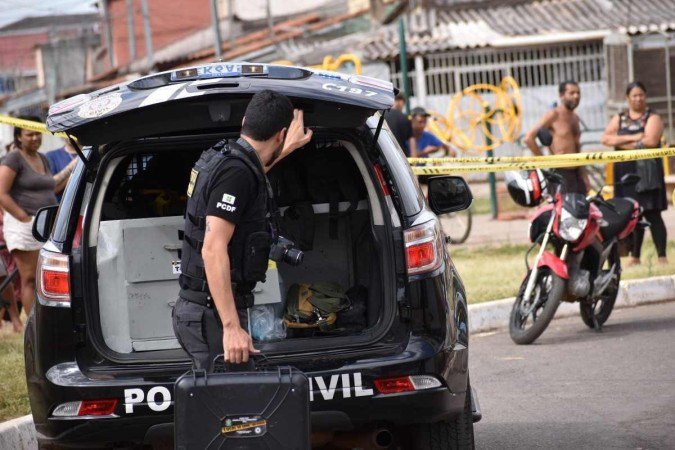  Toda a rua foi fechada para a realização da perícia no local do crime
