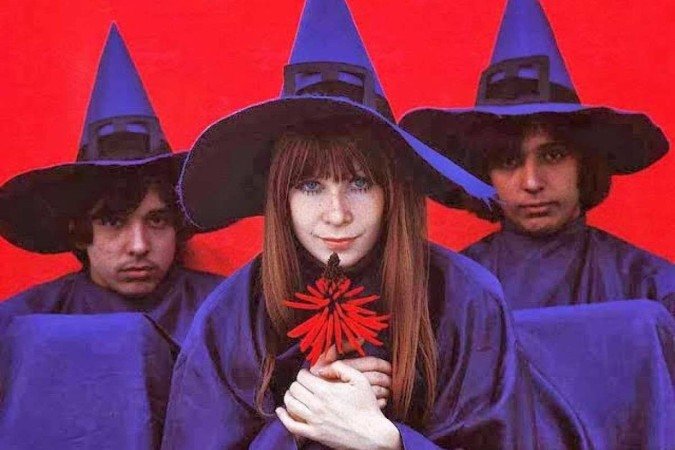 Rita Lee de bruxa com seu grupo