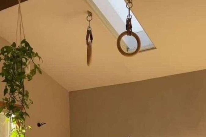 No chão, pufes, futons e outros elementos para deitar e descansar tranquilamente