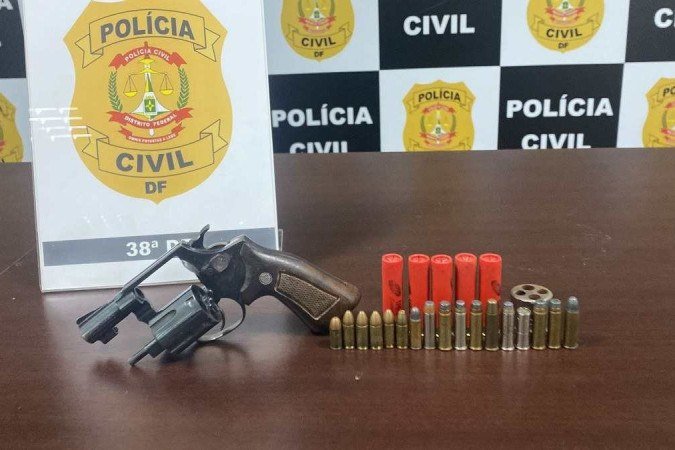 Arma apreendida pela PCDF - (crédito: PCDF/Divulgação) Arma apreendida pela PCDF - (crédito: PCDF/Divulgação)
