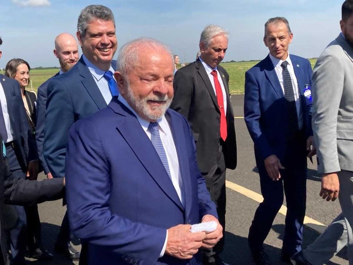 Em São Paulo, Lula inaugura linha de produção de caças Gripen