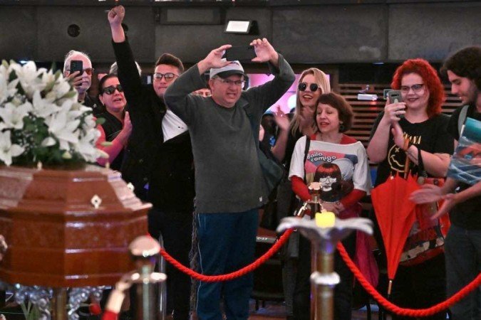 Fãs começaram a chegar ao velório por volta das 5h para a despedida da Rainha do Rock