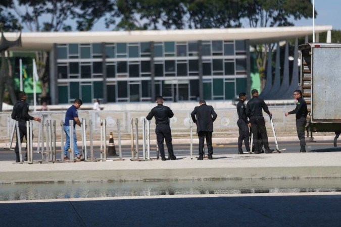 Grades metálicas ficaram em frente ao Planalto por 10 anos, entre 2013 e 2023. Lula mandou removê-las em maio de 2023, meses após os ataques de 8/1 -  (crédito:  Fotográfo/Agência Brasil)