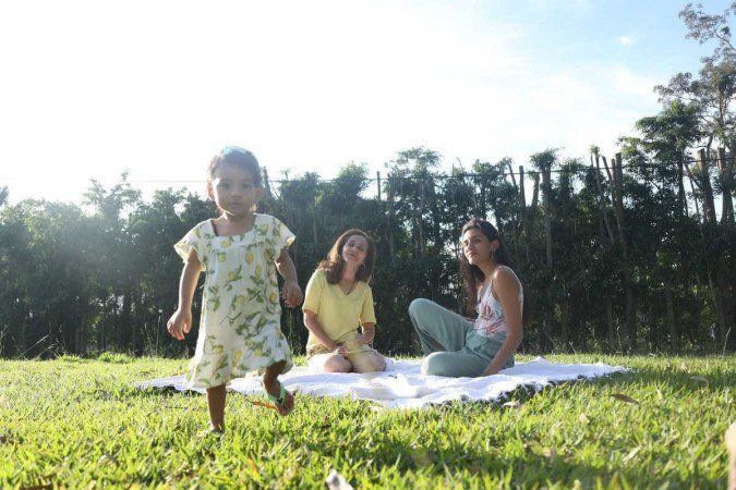 Aya se divertindo com roupas leves e confortáveis, como a mãe e avô procuram se vestir. 