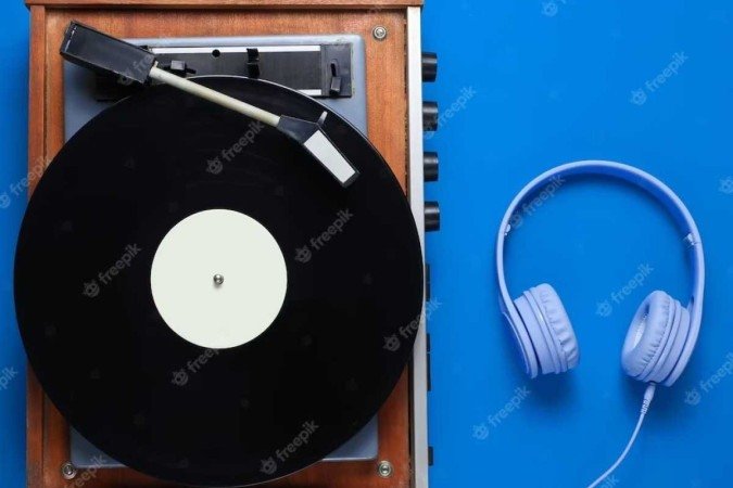  Crédito: Reprodução. Vitrola de vinil retrô com fones de ouvido isolados