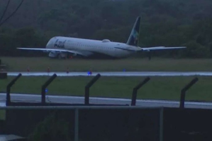 Decolagem do avião em uma pista de pouso para aviões perto do terminal,  sala de controle na torre