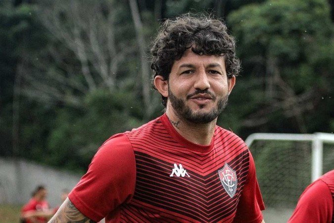 Fernando Neto é um experiente volante, com passagens por clubes com Vitória, Fluminense e Paraná