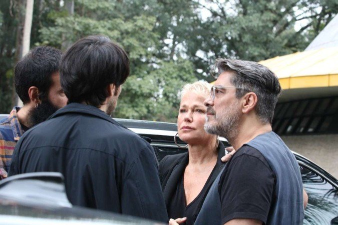 No Planetário do Ibirapuera, 
Xuxa consolava parentes de Rita
