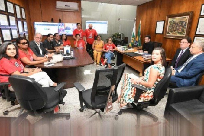 Comissão de greve do Sinpro-DF se reúne com os secretários de Educação, Hélcia Paranaguá, Planejamento, Orçamento e istração, Ney Ferraz, e da Casa Civil, Gustavo Rocha - (crédito: Sinpro-DF/Divulgação) Comissão de greve do Sinpro-DF se reúne com os secretários de Educação, Hélcia Paranaguá, Planejamento, Orçamento e istração, Ney Ferraz, e da Casa Civil, Gustavo Rocha - (crédito: Sinpro-DF/Divulgação)
