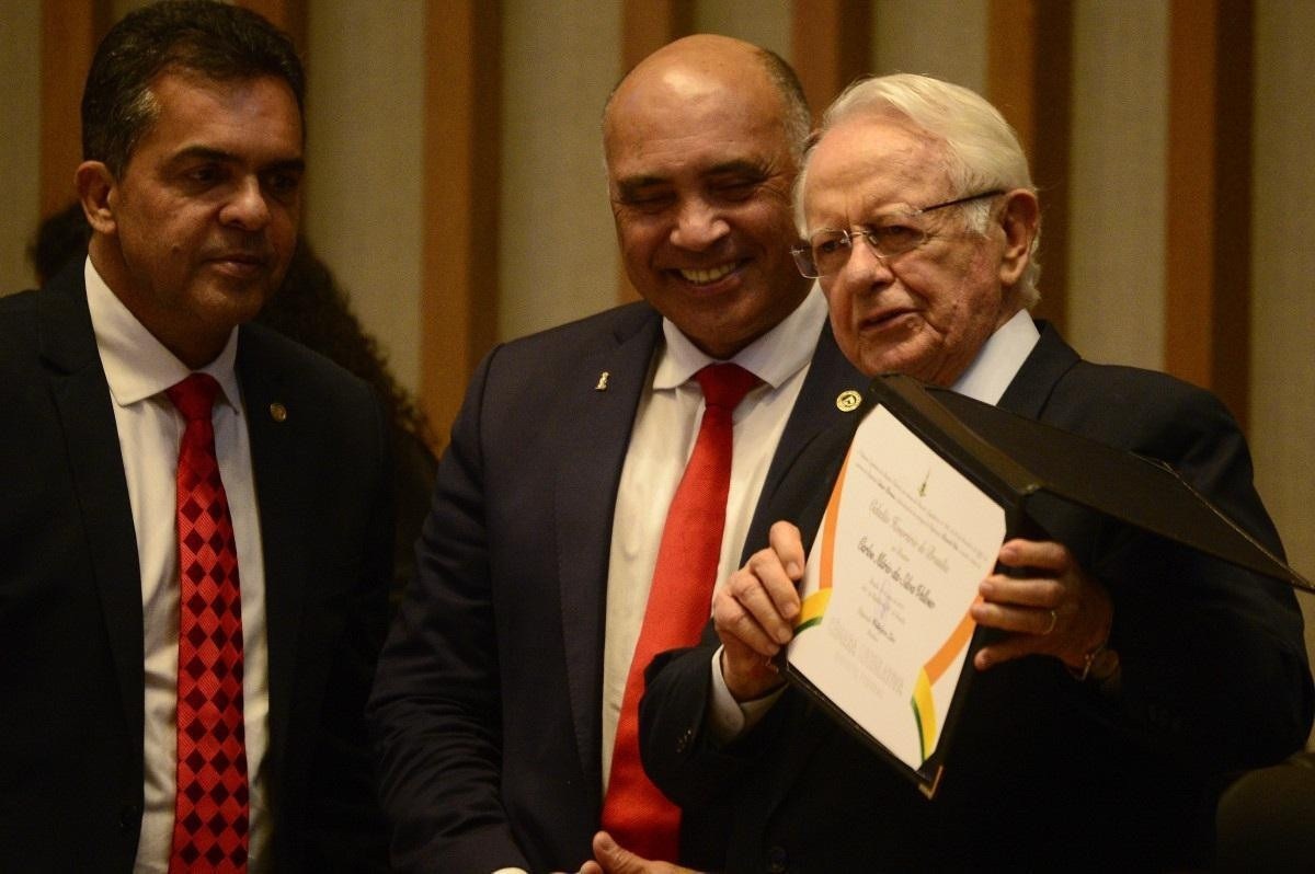 Ex-ministro Carlos Velloso recebe título de Cidadão Honorário de Brasília na CLDF