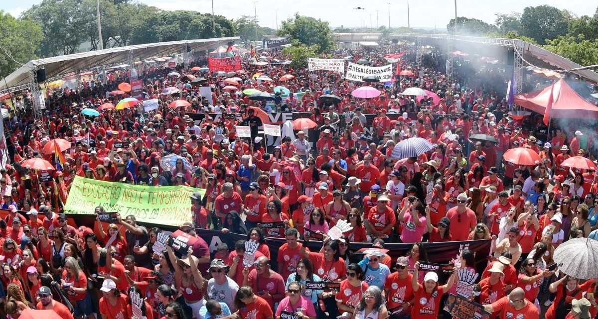 GDF decide que não fará nova proposta aos professores para o fim da greve