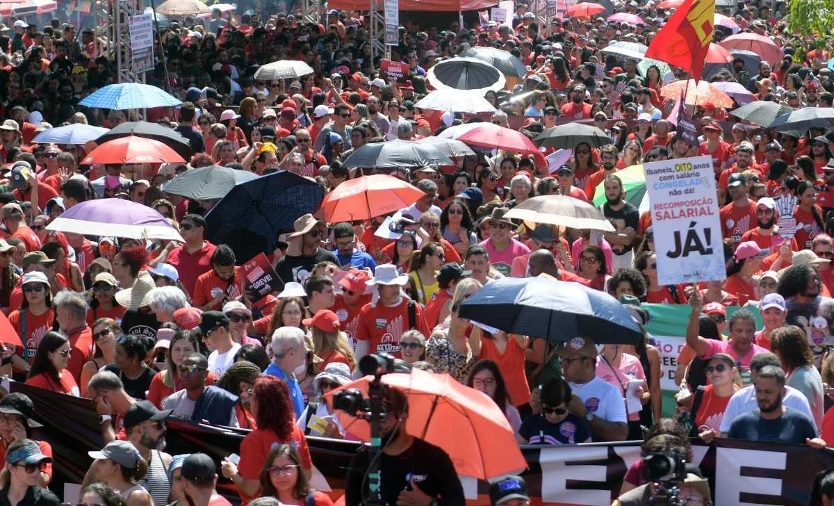 Educação fará cortes de orçamento para atender professores e por fim à greve