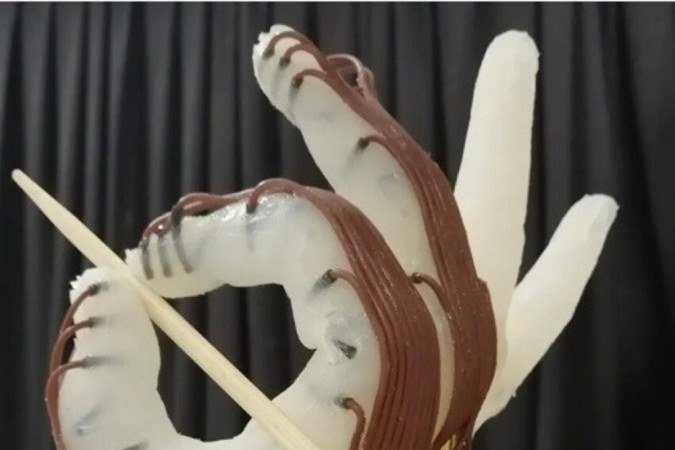 Com baixo custo e eficiência energética, a mão robótica projetada pela equipe do Reino Unido pode agarrar coisas usando o movimento do 