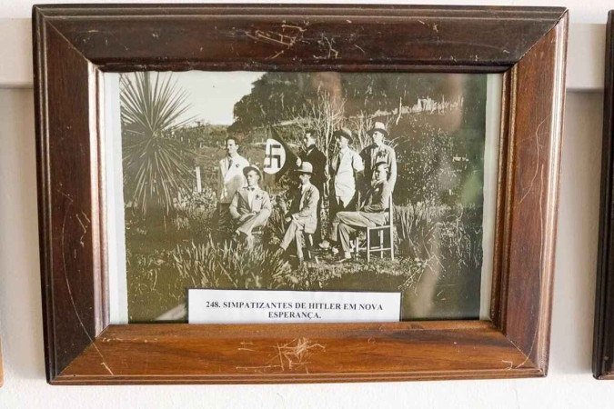 Imagens expostas na Secretaria de Educação de Dona Emma mostram bandeiras com a suástica e simpatizantes de Hitler