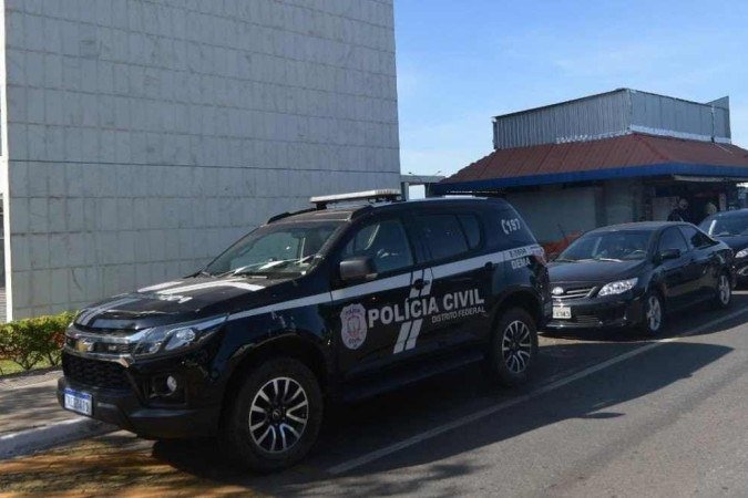 O Ministério Público do Distrito Federal e Territórios (MPDFT) deflagrou, nesta quinta-feira (11), a Operação Armlock, que apura suspeitas de fraudes em procedimentos administrativos, além de crimes de peculato, corrupção, organização criminosa e lavagem de dinheiro em parcerias celebradas pela Secretaria de Estado de Esporte e Lazer do Distrito Federal. Ao todo, 25 mandados de busca e apreensão e um mandado de suspensão cautelar do exercício da função pública foram expedidos pela Justiça.
