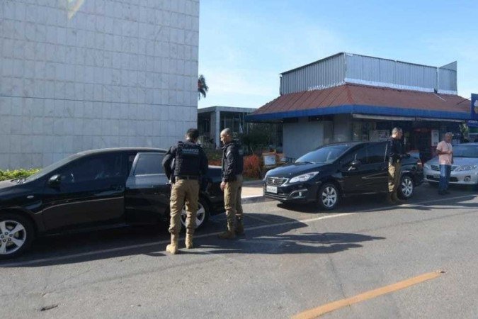 O Ministério Público do Distrito Federal e Territórios (MPDFT) deflagrou, nesta quinta-feira (11), a Operação Armlock, que apura suspeitas de fraudes em procedimentos administrativos, além de crimes de peculato, corrupção, organização criminosa e lavagem de dinheiro em parcerias celebradas pela Secretaria de Estado de Esporte e Lazer do Distrito Federal. Ao todo, 25 mandados de busca e apreensão e um mandado de suspensão cautelar do exercício da função pública foram expedidos pela Justiça.
