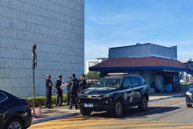 O Ministério Público do Distrito Federal e Territórios (MPDFT) deflagrou, nesta quinta-feira (11), a Operação Armlock, que apura suspeitas de fraudes em procedimentos administrativos, além de crimes de peculato, corrupção, organização criminosa e lavagem de dinheiro em parcerias celebradas pela Secretaria de Estado de Esporte e Lazer do Distrito Federal. Ao todo, 25 mandados de busca e apreensão e um mandado de suspensão cautelar do exercício da função pública foram expedidos pela Justiça.
