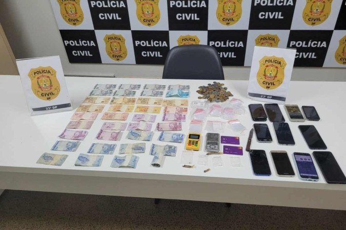 Itens apreendidos pela PCDF na casa do acusado - (crédito: PCDF/Divulgação) Itens apreendidos pela PCDF na casa do acusado - (crédito: PCDF/Divulgação)