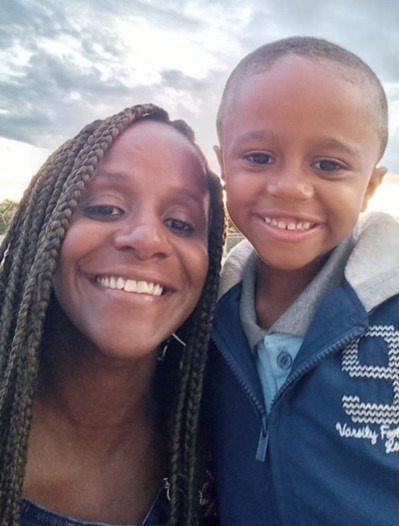 Renata Santana Claudino, 38 anos, gr&aacute;vida de 6 meses, m&atilde;e do Samuel, 5 anos, e professora