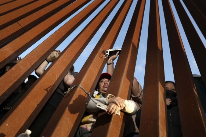 Migrantes aguardam audiências de asilo na fronteira EUA-México em San Ysidro, Califórnia