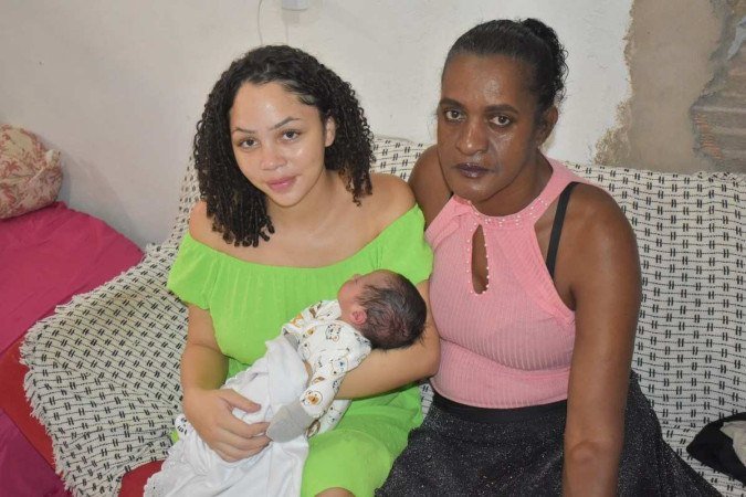 Lucilene Ferreira, ao lado da nora, Thalita Paulino, e do neto Giovanni