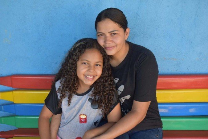 A cozinheira Luciane acompanhada pela filha caçula, Ludmila