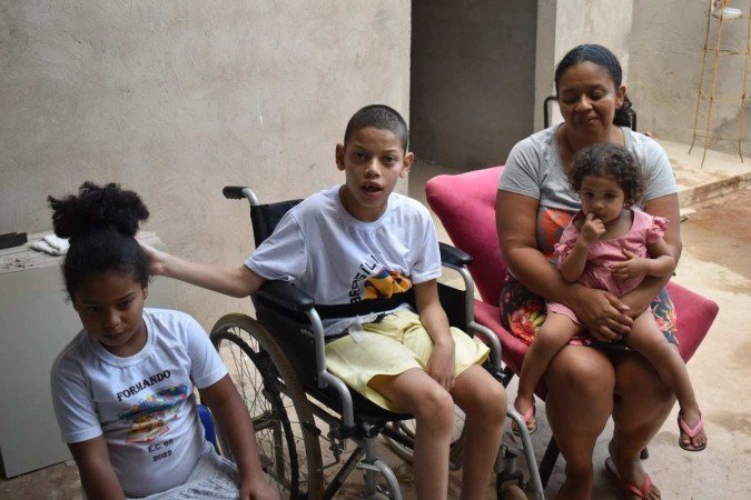 Cleidiane Moura teve que parar de trabalhar para cuidar dos filhos 