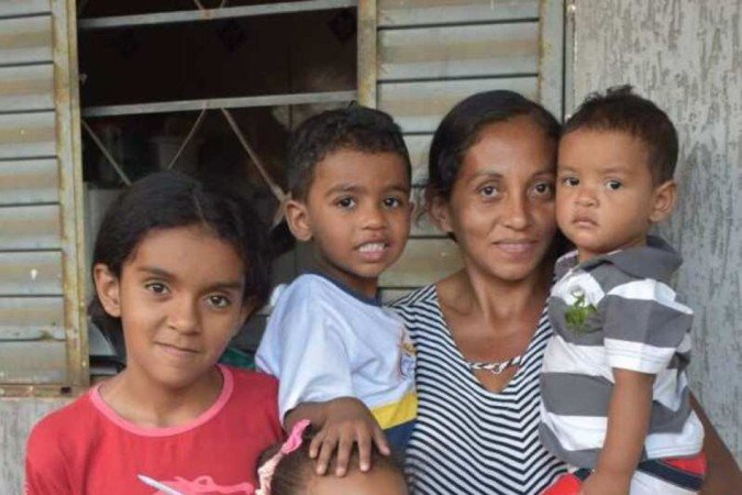 Arlette Correia Dias com quatro, dos cinco filhos. Amor e disciplina