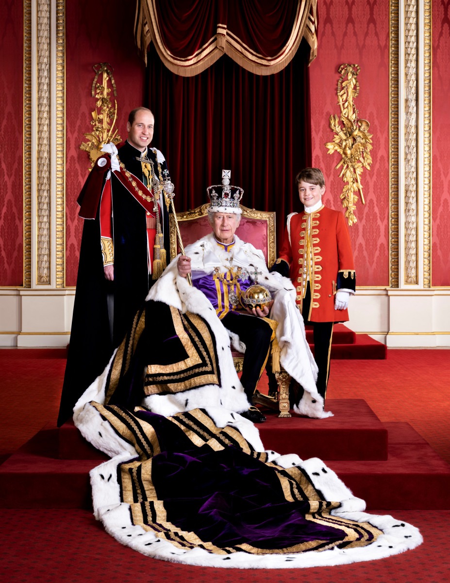 Retrato oficial de Charles III com a família real mostra futuro da monarquia
