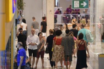 Os produtos mais procurados para presentear serão: roupas (60%), perfumes/cosméticos (37%), calçados (36%), brinquedos (33%) e acessórios (21%) -  (crédito:  Ed Alves/CB/DA.Press)