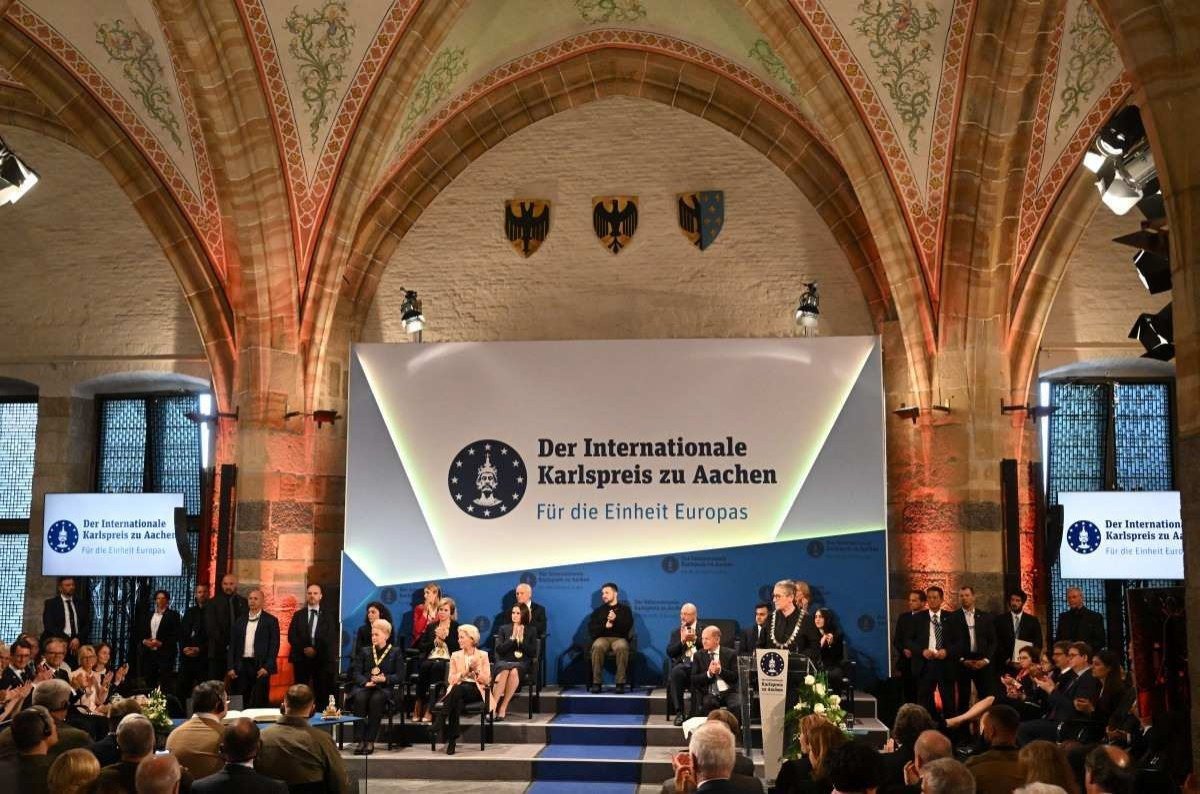 O presidente da Ucrânia, Volodymyr Zelensky (C), participa da cerimônia de premiação do Prêmio Internacional Carlos Magno de Aachen 2023 em 14 de maio de 2023 em Aachen, oeste da Alemanha.       