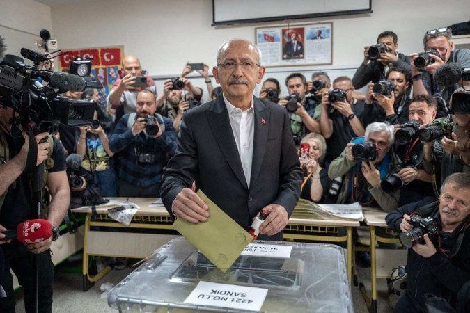 Kiliçdaroglu deposita o voto na urna, em Ankara, sob o olhar atento de dezenas de fotógrafos
