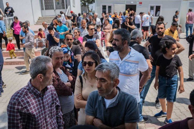 Eleitores fazem fila para votar em Antakya (sul)