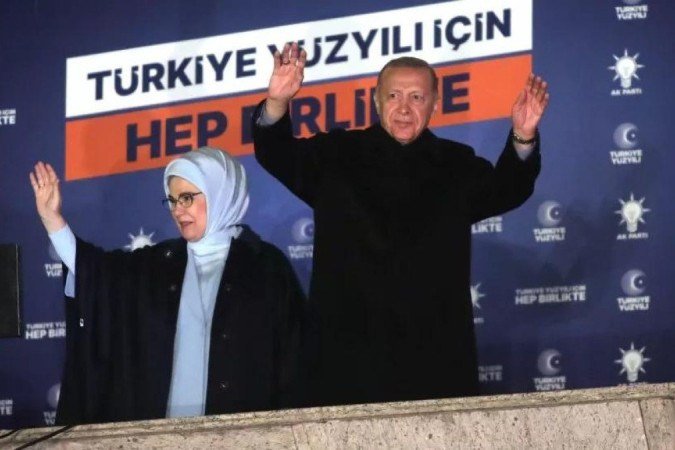 O presidente Erdogan cumprimentou os apoiadores no mesmo local em que comemorou as vitórias anteriores - (crédito: YAVUZ OZDEN VIA GETTY IMAGES) O presidente Erdogan cumprimentou os apoiadores no mesmo local em que comemorou as vitórias anteriores - (crédito: YAVUZ OZDEN VIA GETTY IMAGES)