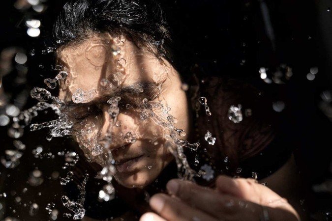 Lavar o rosto com água gelada pode ser uma boa alternativa ao uso de gelo - (crédito: Unsplah/ Praveen kumar Mathivanan ) Lavar o rosto com água gelada pode ser uma boa alternativa ao uso de gelo - (crédito: Unsplah/ Praveen kumar Mathivanan )
