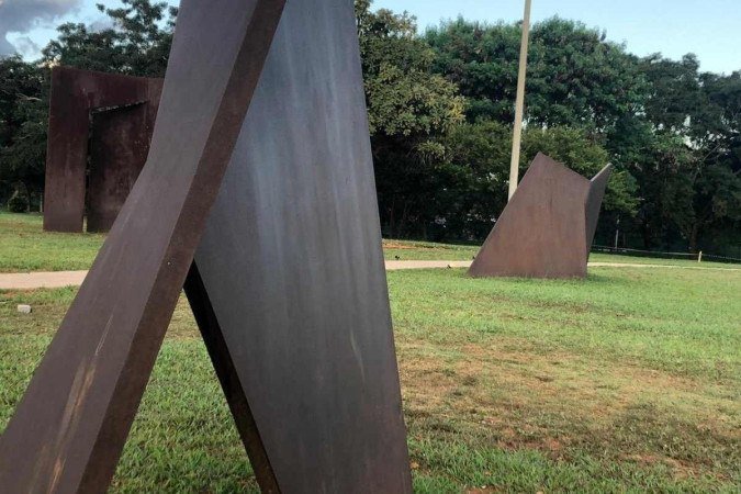Esculturas de Amilcar de Castro em exposição no Centro Cultural do Banco do Brasil de Brasília