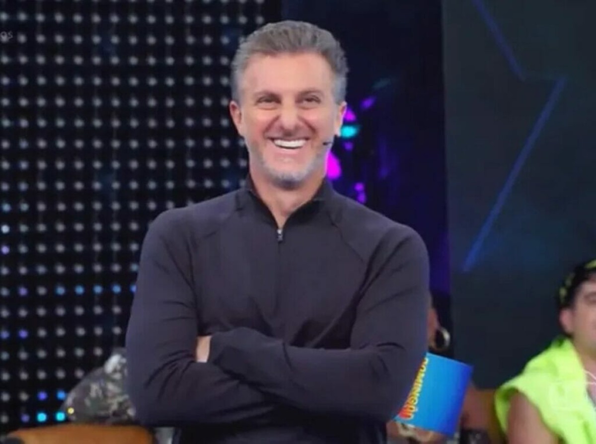 Luciano Huck fica constrangido com comentário indecente de Paulo Vieira